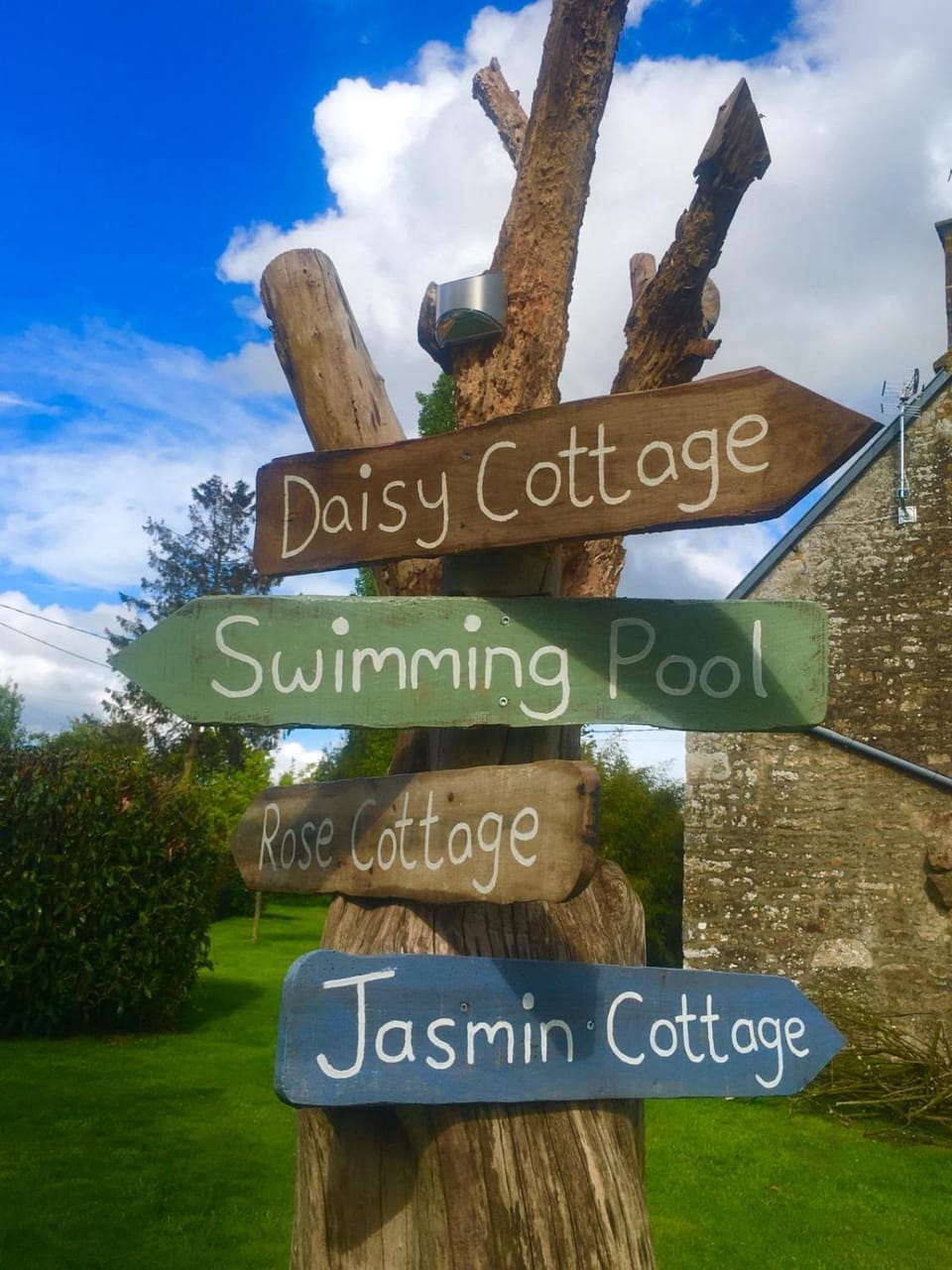 Jasmin Cottage with seasonal Swimming Pool House in Normandy