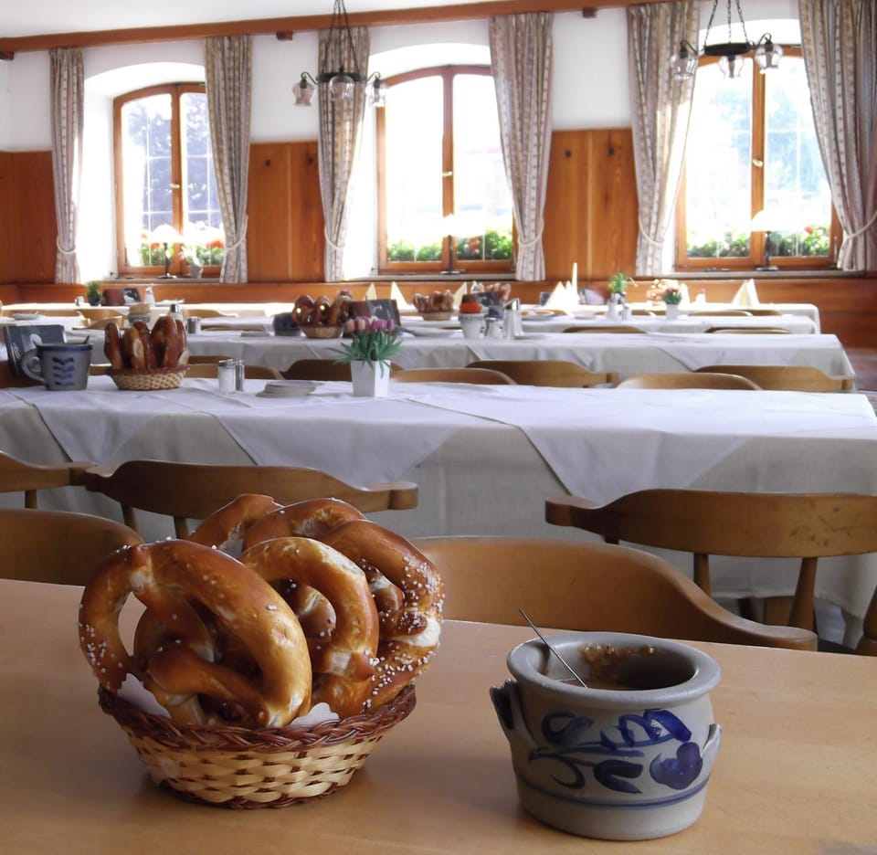 Gasthof und Metzgerei zur Post Peißenberg Hotel in Bavaria