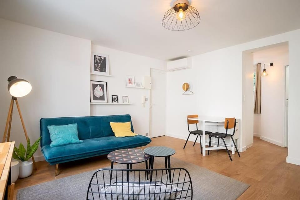 Living room, Seating area, Dining area, air conditioner