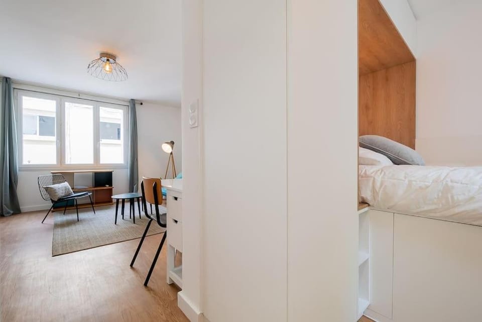 Bed, Seating area, Bedroom