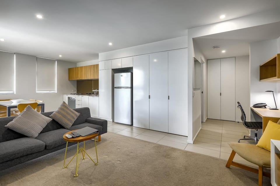 Property building, Communal lounge/ TV room, Day, People, Kitchen or kitchenette, Living room, Floor plan, Dining area, On site, Area and facilities, Area and facilities, Location, group of guests, Family