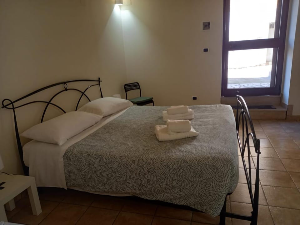 Bedroom, towels