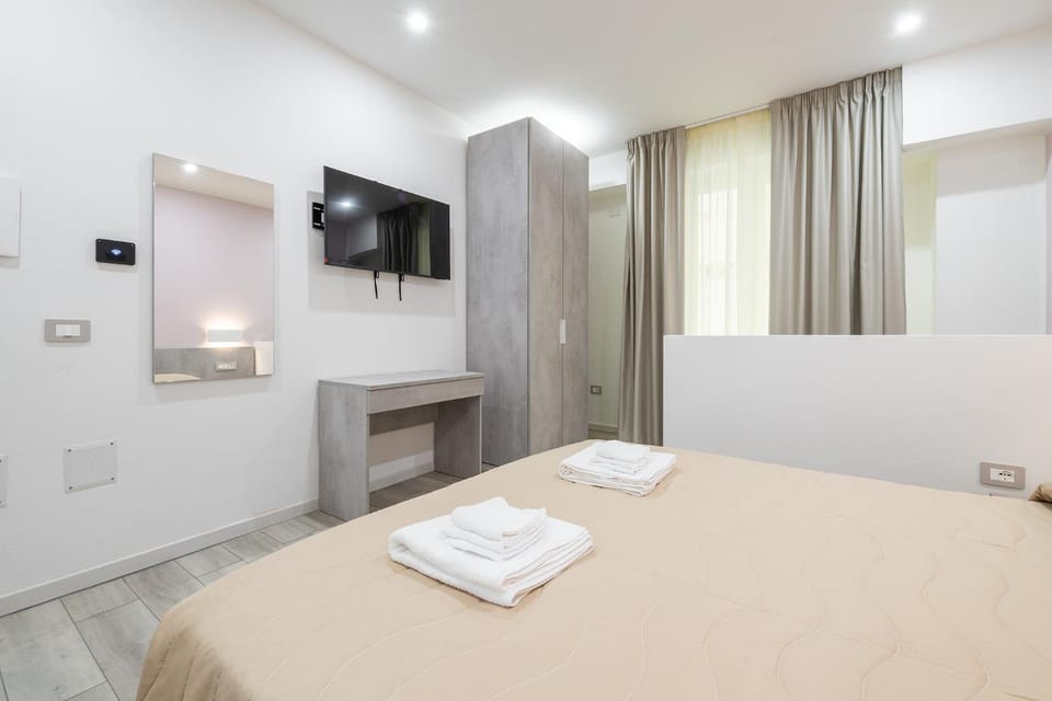 Bed, TV and multimedia, Photo of the whole room, Bedroom, towels