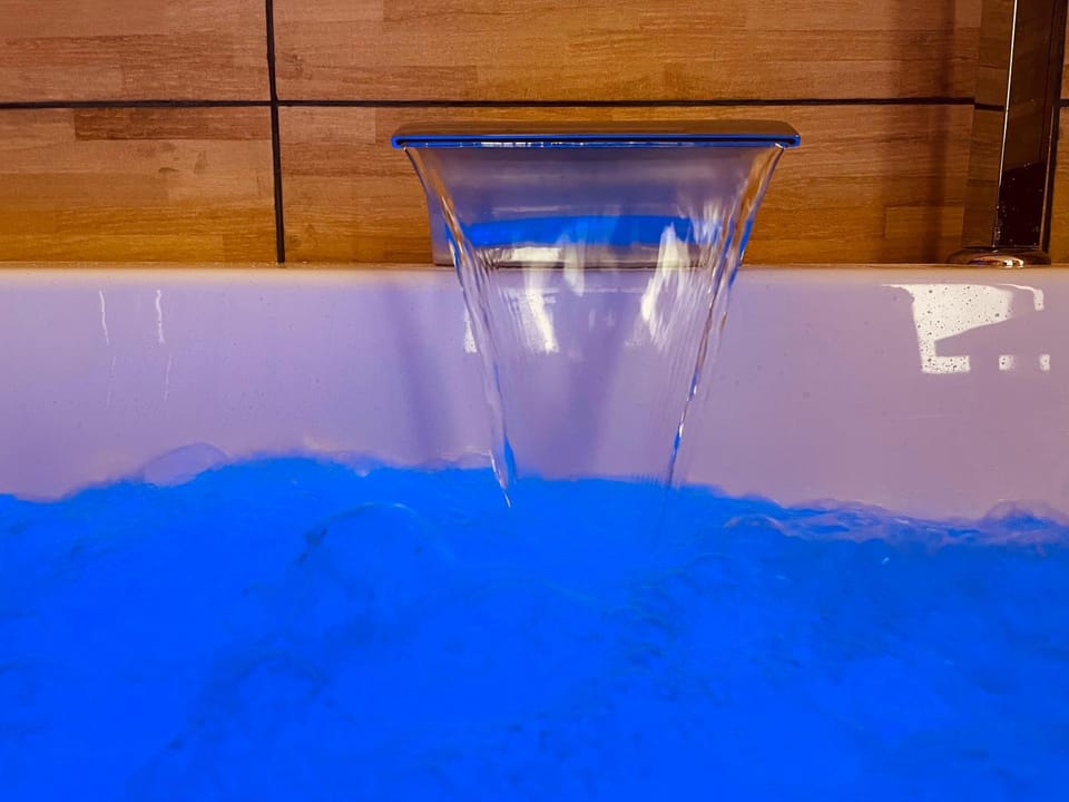Shower, Hot Tub, Spa and wellness centre/facilities