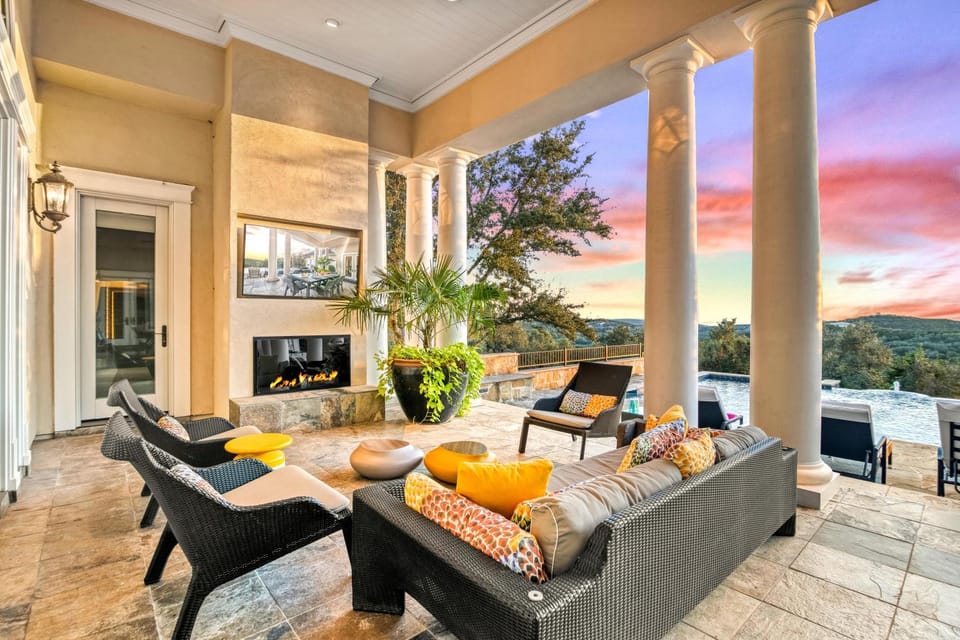 Fortaleza l Luxury 8 BR, 7,000+ sqft Palace on 3 Acres with Pickleball & Basketball Court House in San Antonio