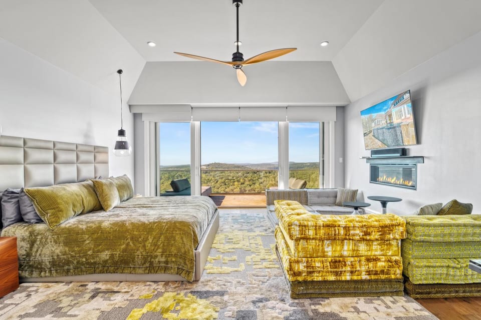 Fortaleza l Luxury 8 BR, 7,000+ sqft Palace on 3 Acres with Pickleball & Basketball Court House in San Antonio