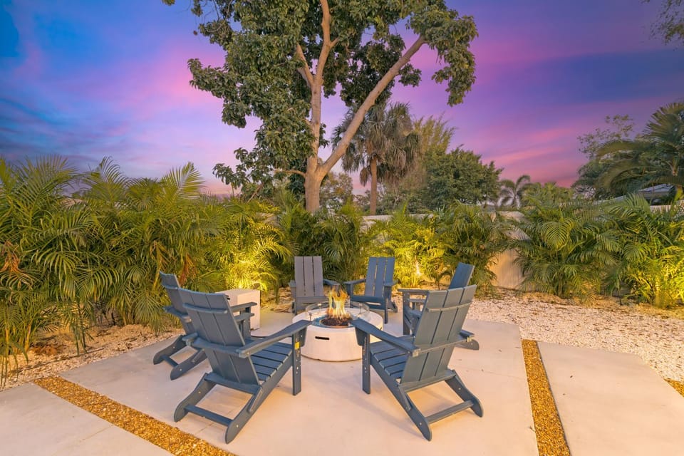 The Palace on Clematis – Siesta Key Vacation Home with Large Pool, Firepit & Great Location House in Sarasota