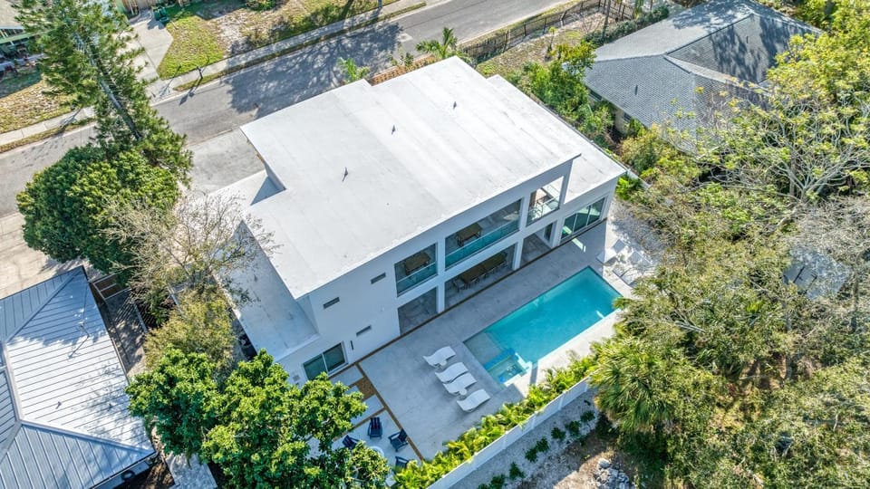 The Palace on Clematis – Siesta Key Vacation Home with Large Pool, Firepit & Great Location House in Sarasota