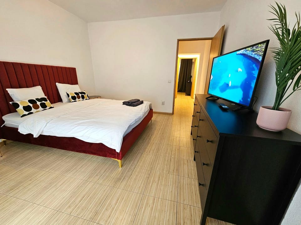 Bed, TV and multimedia, Photo of the whole room, Bedroom