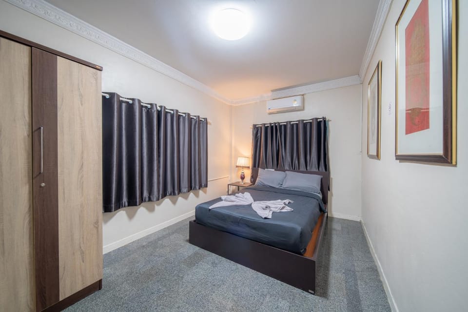 Photo of the whole room, Bedroom, towels, wardrobe, air conditioner