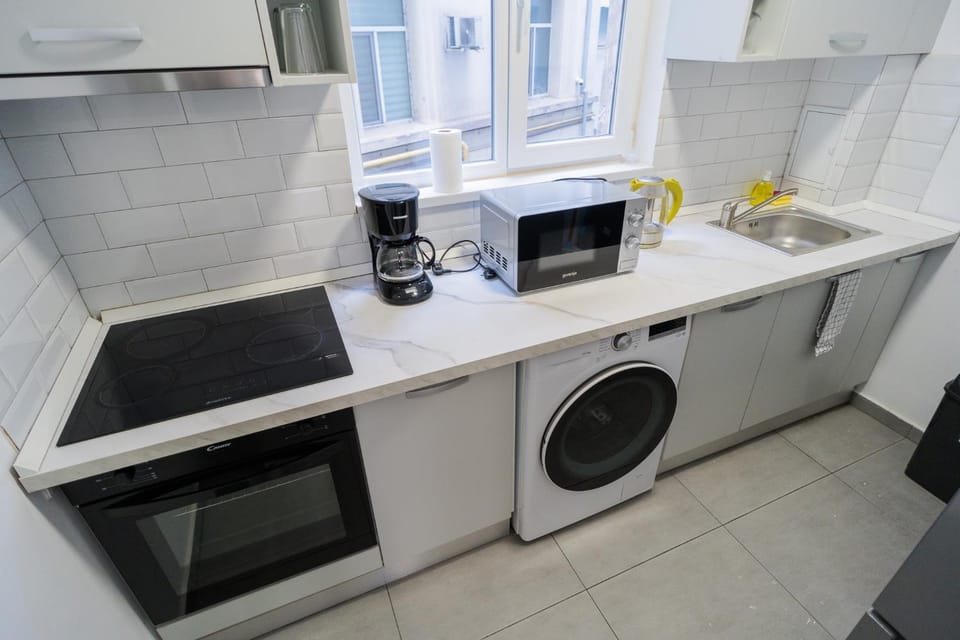 Coffee/tea facilities, Kitchen or kitchenette, stove, washing machine