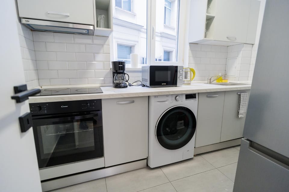 Coffee/tea facilities, Kitchen or kitchenette, oven, stove
