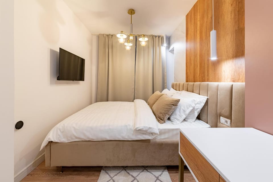 Bed, TV and multimedia, Photo of the whole room, Bedroom