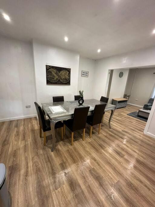 TV and multimedia, Living room, Seating area, Dining area