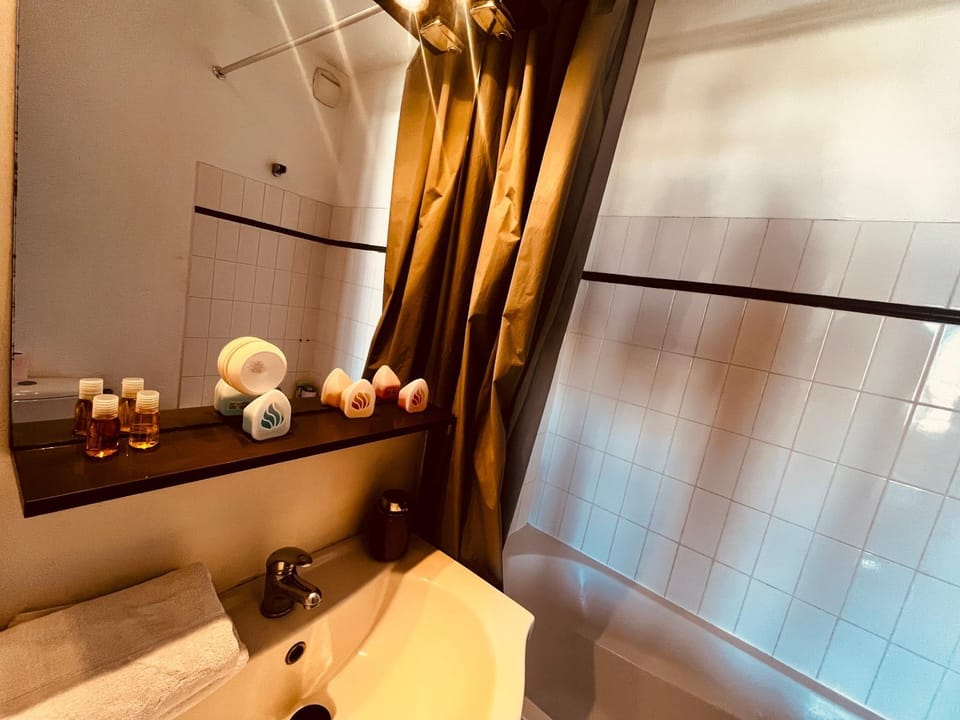 Bathroom, Bath, towels