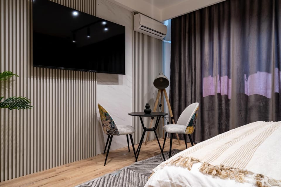 Bed, TV and multimedia, Photo of the whole room, Evening entertainment, Bedroom, air conditioner