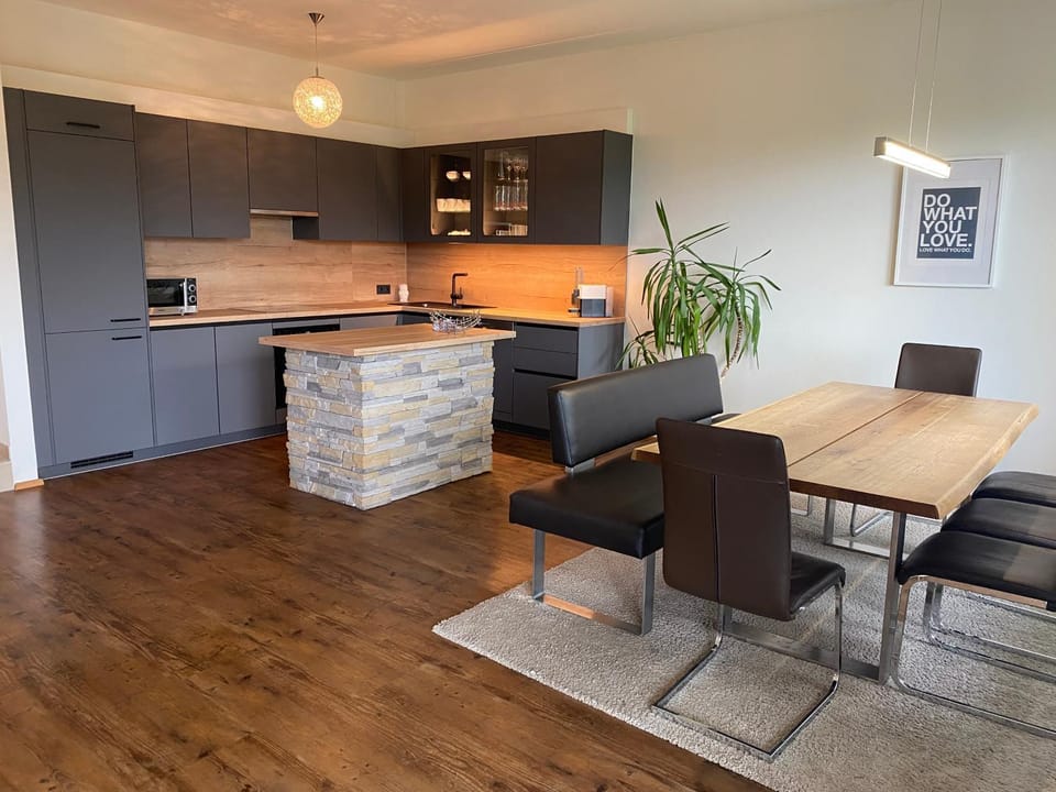 Kitchen or kitchenette, Dining area