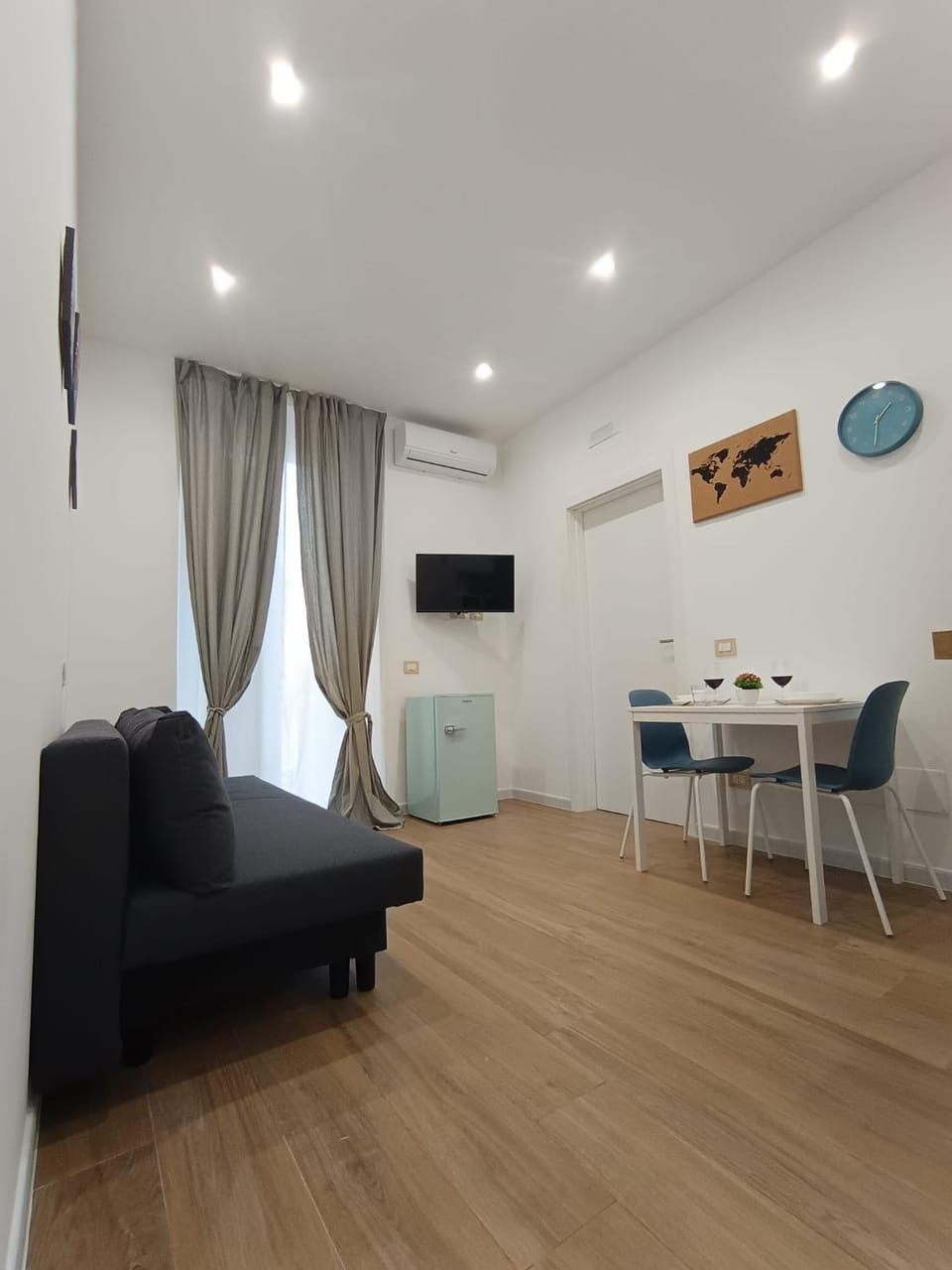 Communal lounge/ TV room, TV and multimedia, Living room, Dining area, Evening entertainment, air conditioner