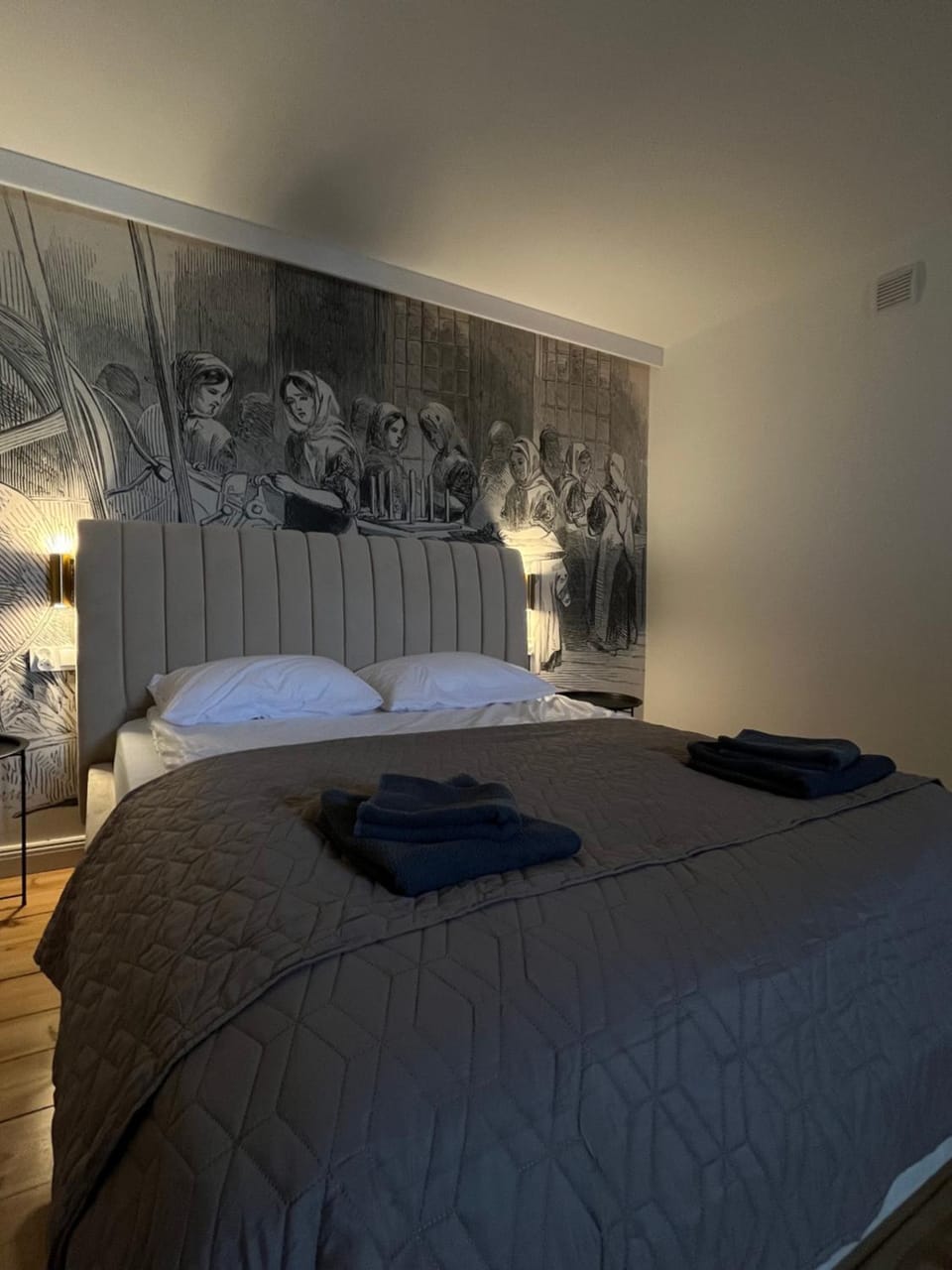 Bed, Photo of the whole room, Bedroom