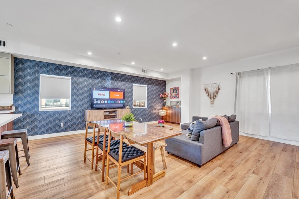 Living room, Seating area, Dining area