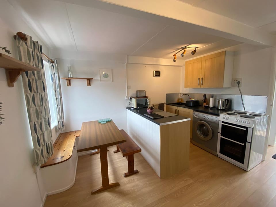 Kitchen or kitchenette, Dining area, oven, stove, toaster