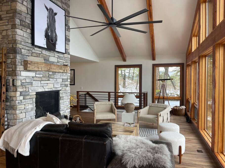 Modern Mountain Lake House House in Finley Point