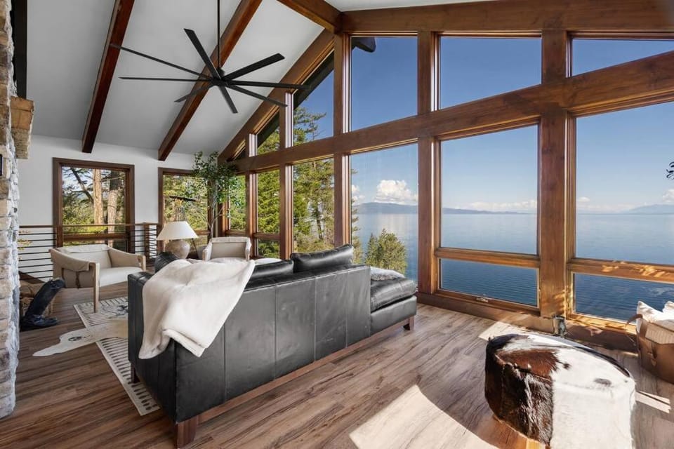 Modern Mountain Lake House House in Finley Point