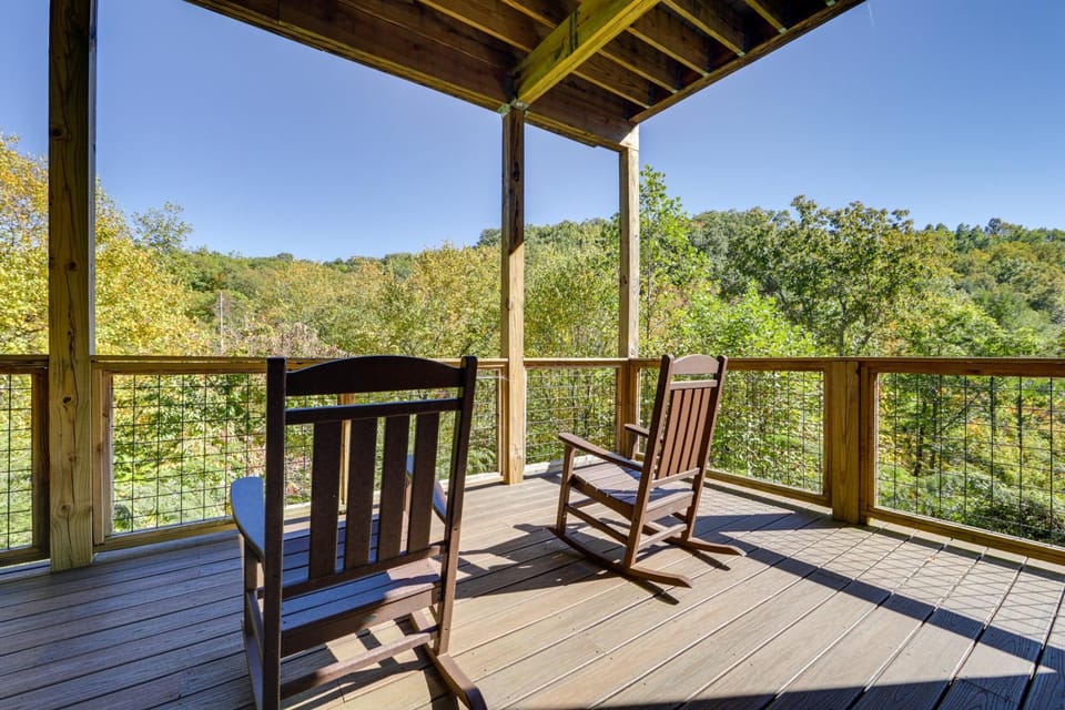 Cobbly Nob Resort Cabin w/ Mtn-View Deck & Hot Tub Cabin in Pittman Center