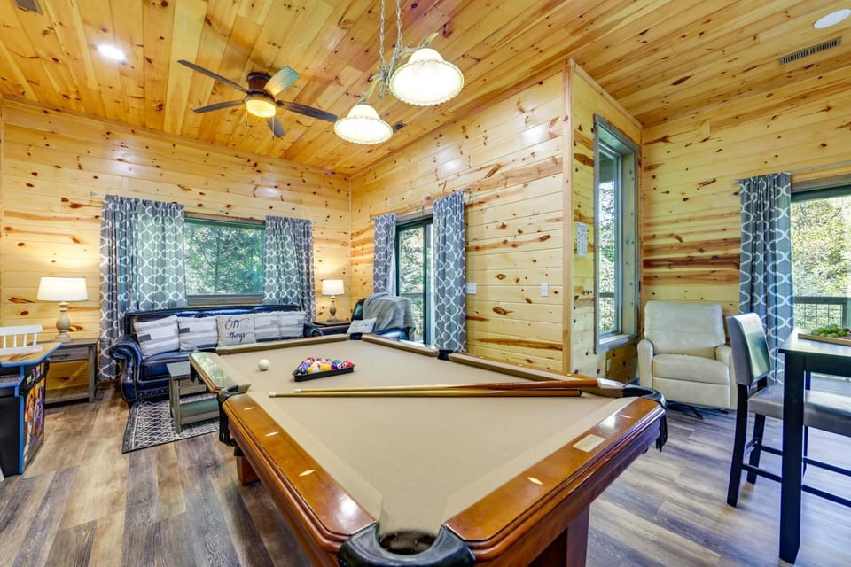 Cobbly Nob Resort Cabin w/ Mtn-View Deck & Hot Tub Cabin in Pittman Center