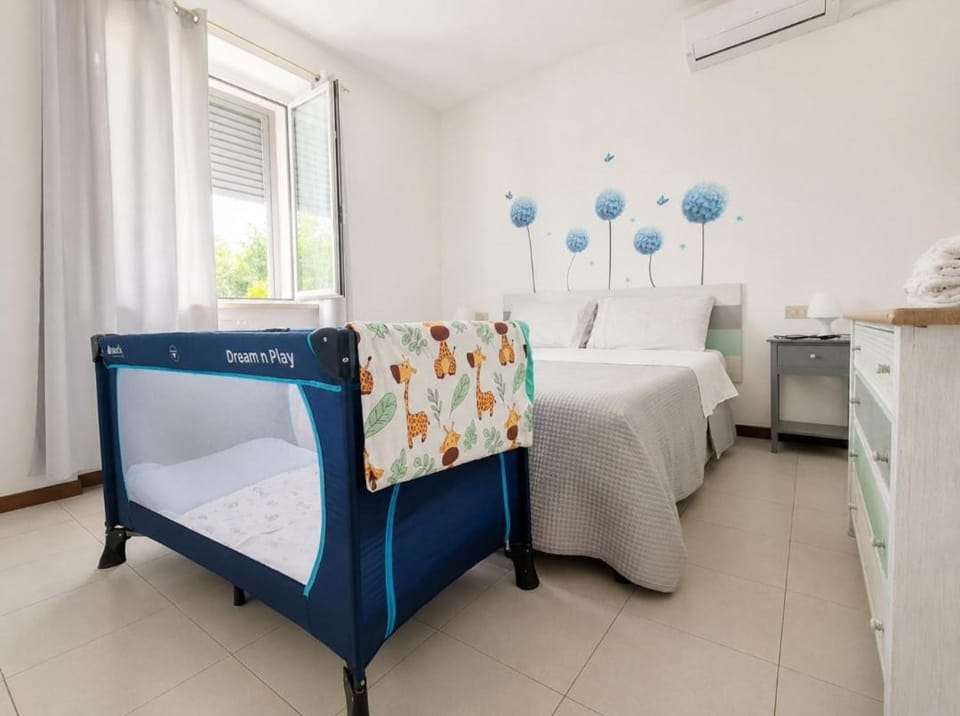 Bedroom, cot