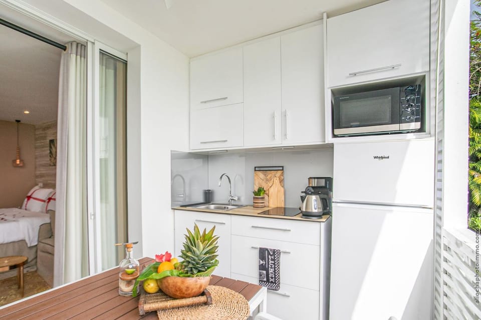 Coffee/tea facilities, Dining area, stove, toaster