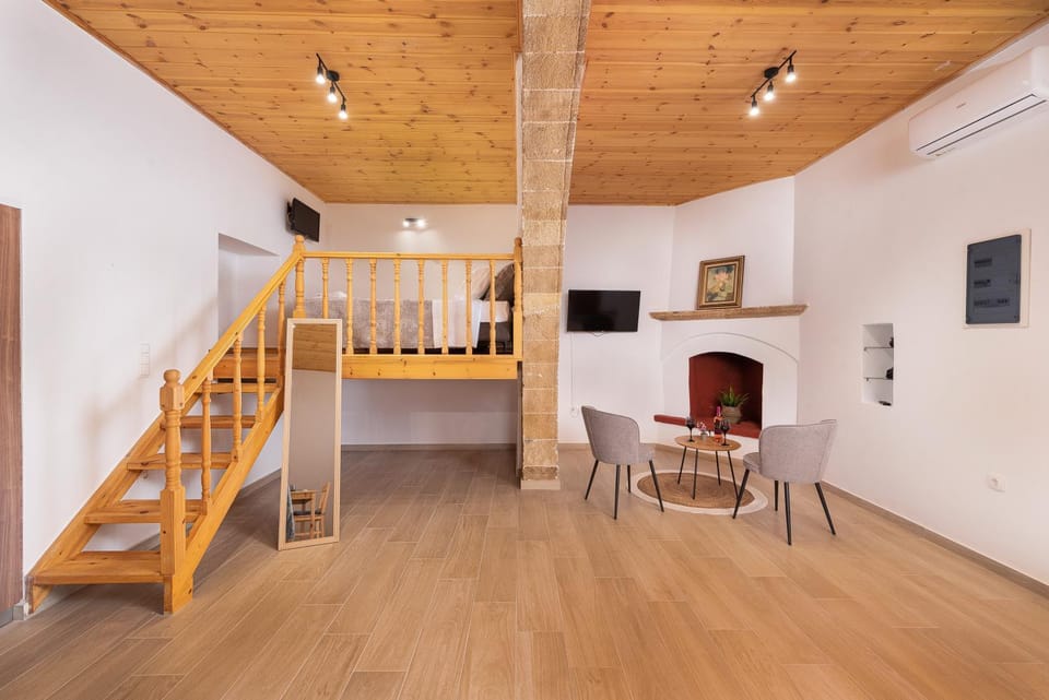 Bed, Living room, Photo of the whole room, Bedroom, bunk bed, flat iron