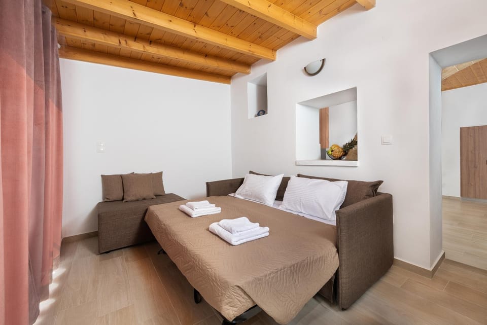 Bed, Living room, Photo of the whole room, Seating area, Bedroom, towels