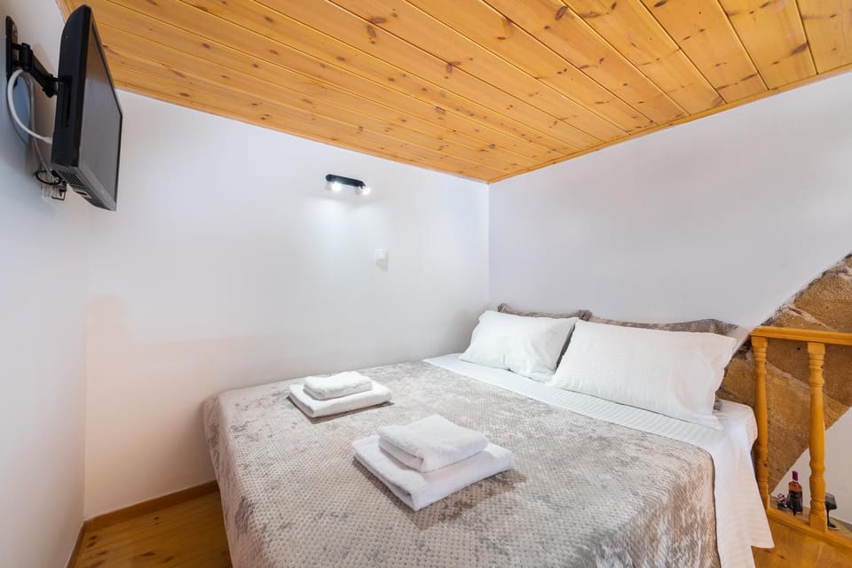 Bed, TV and multimedia, Photo of the whole room, Bedroom, towels