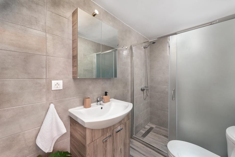 Shower, Toilet, Bathroom, towels