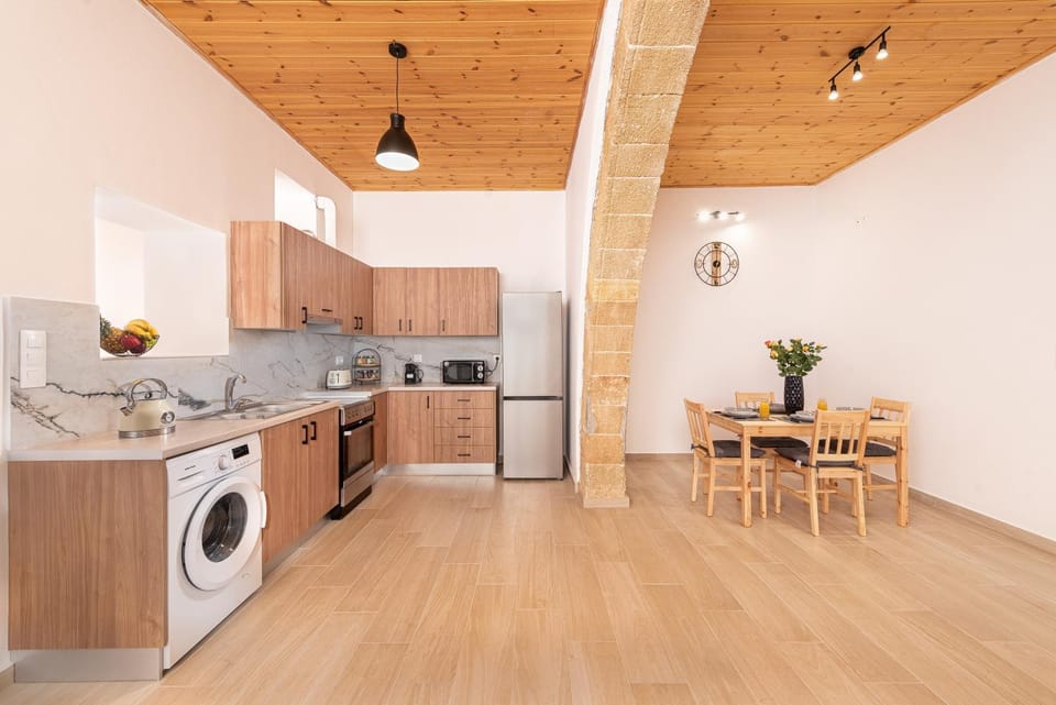 Kitchen or kitchenette, Dining area, minibar, pet friendly, stove, washing machine