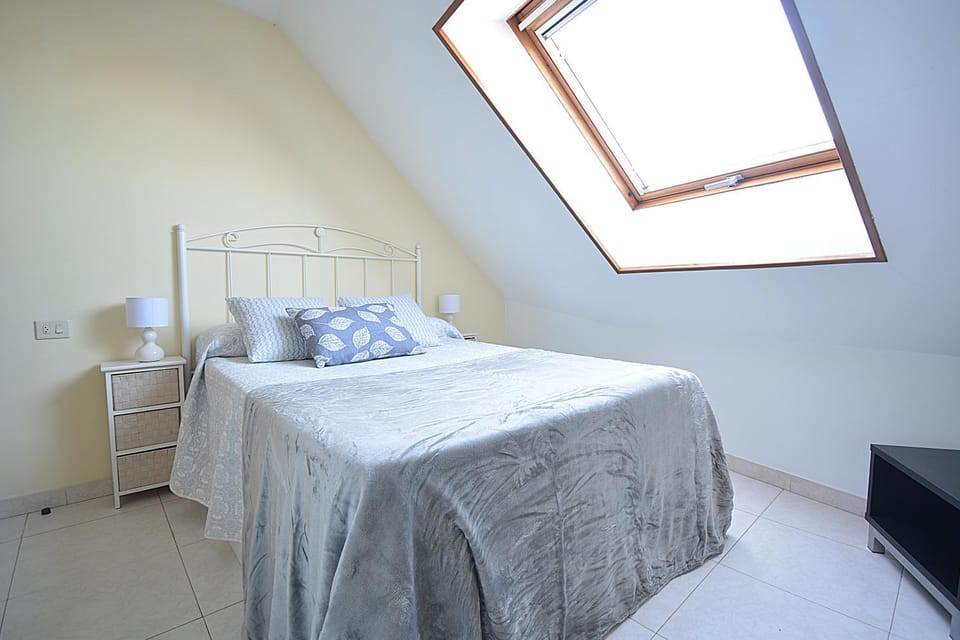Bed, TV and multimedia, Bedroom