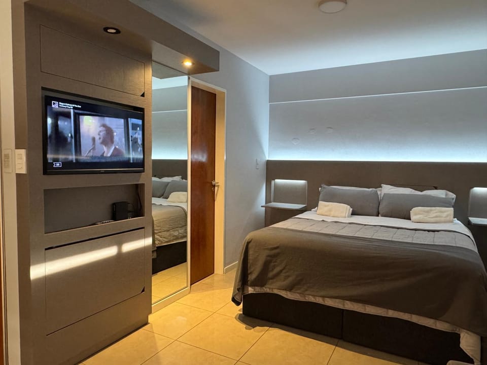 Bed, TV and multimedia, Photo of the whole room, Bedroom
