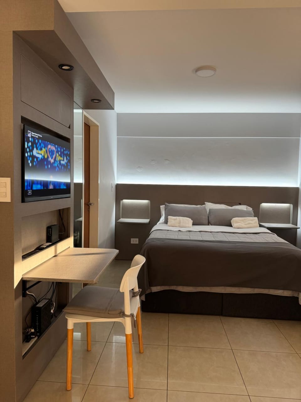 Bed, TV and multimedia, Photo of the whole room