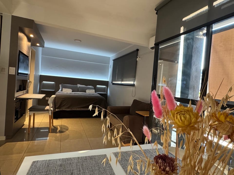 Bed, TV and multimedia, Photo of the whole room, Seating area, Bedroom