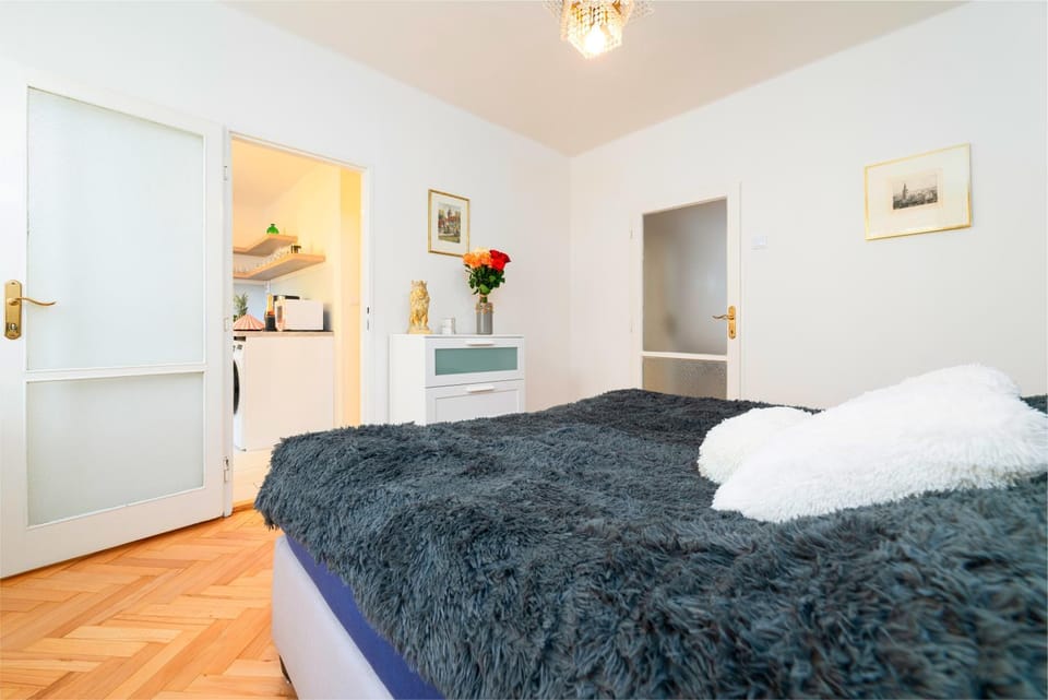 Bed, Kitchen or kitchenette, Photo of the whole room, Decorative detail, Bedroom, minibar, towels