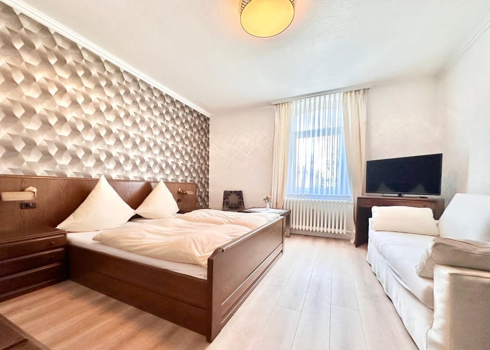 Bed, TV and multimedia, Photo of the whole room, Seating area, Bedroom