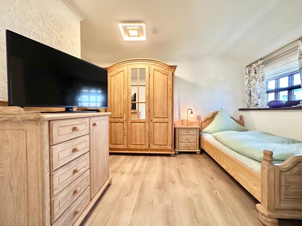 Bed, TV and multimedia, Photo of the whole room, Bedroom, wardrobe