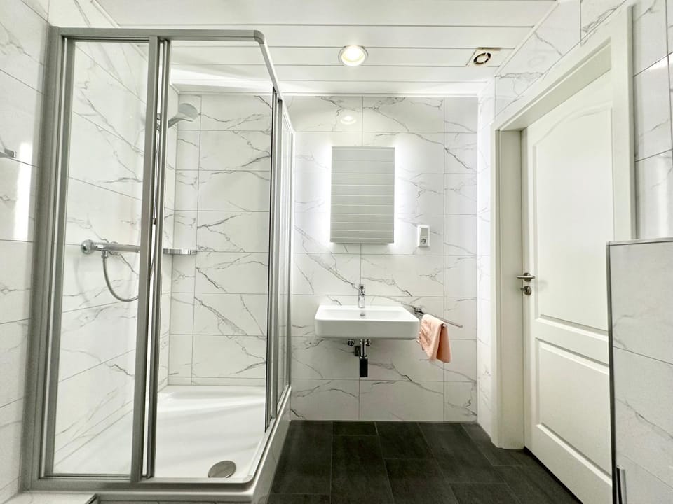 Shower, Toilet, Bathroom, towels
