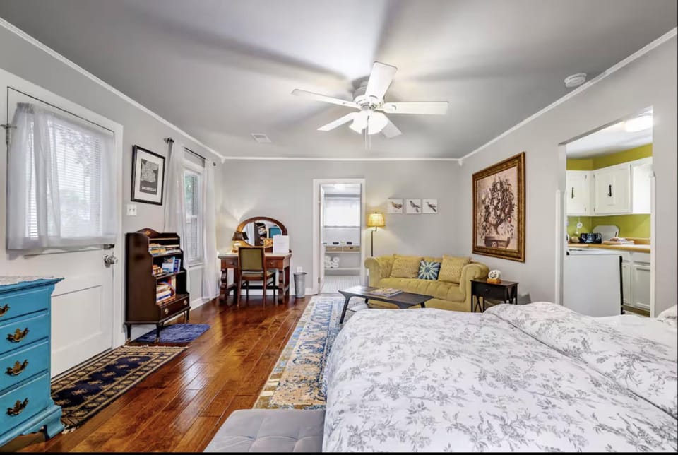 Bed, Photo of the whole room, Seating area, Bedroom