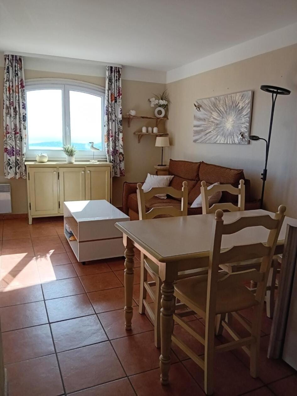 Bed, kitchen