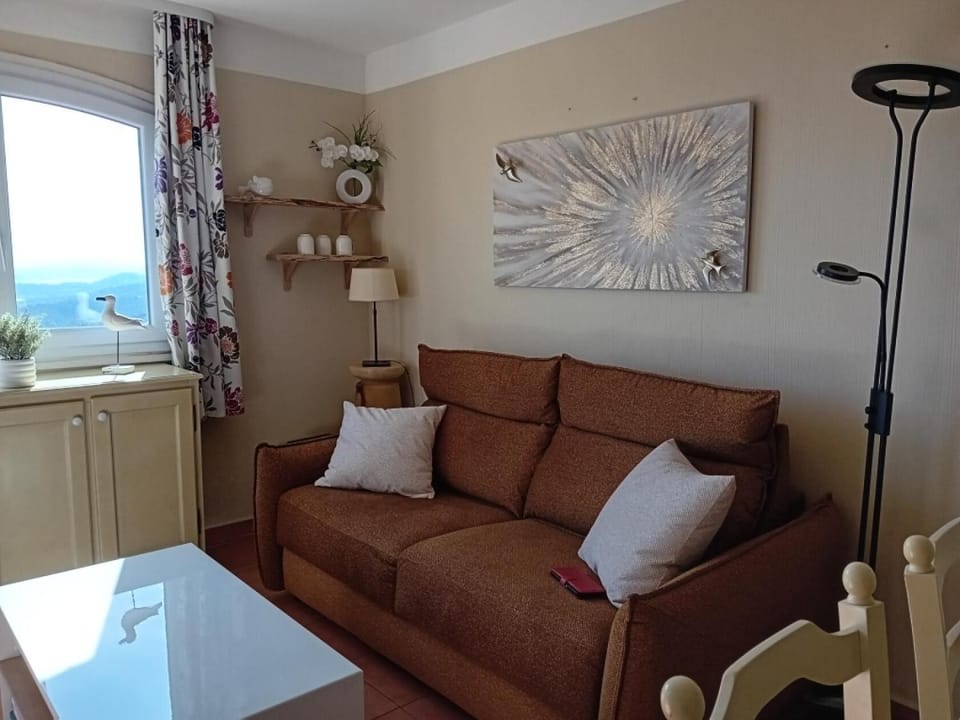 Bed, Living room, furniture