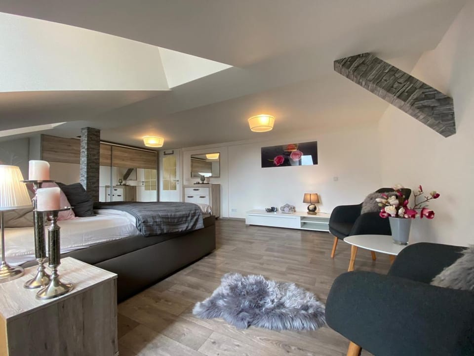 Bed, Photo of the whole room, Seating area, Bedroom