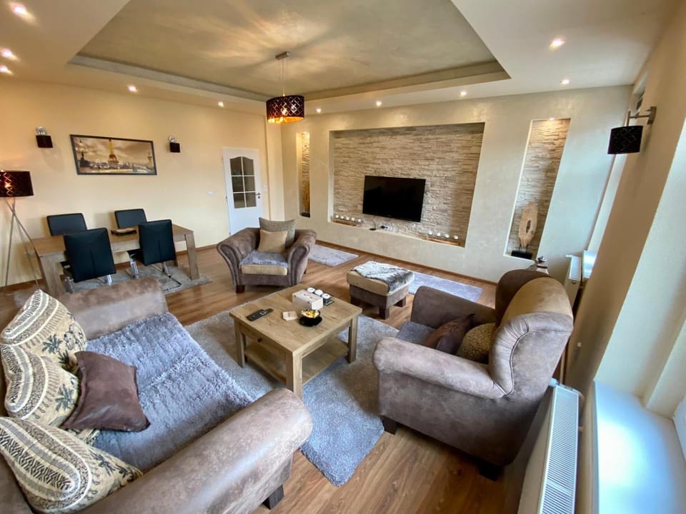 Communal lounge/ TV room, TV and multimedia, Living room