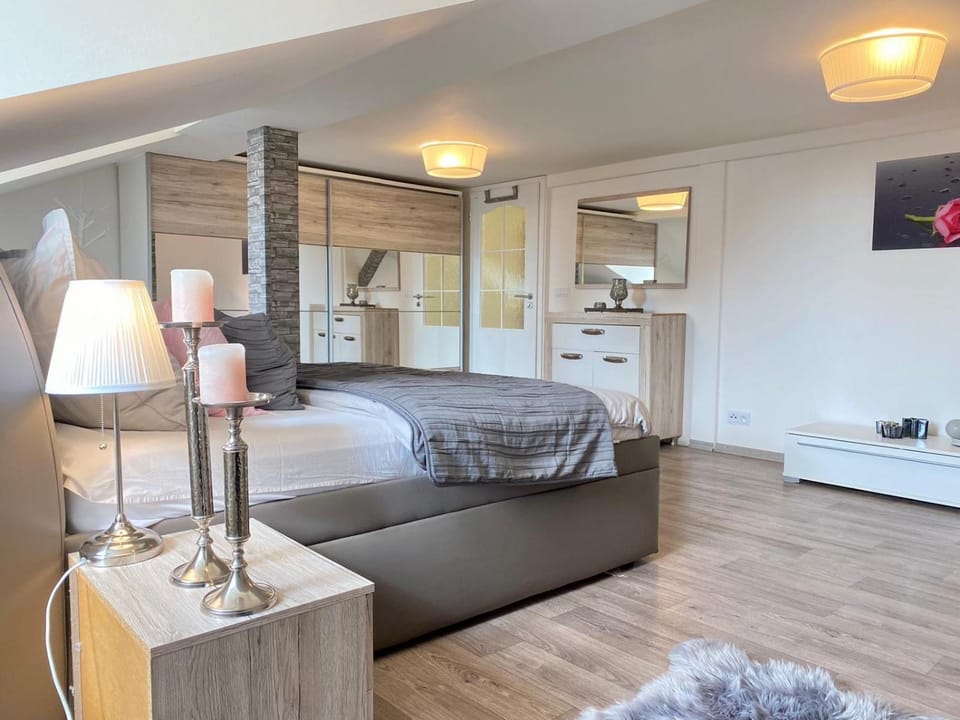 Bed, Seating area, Bedroom